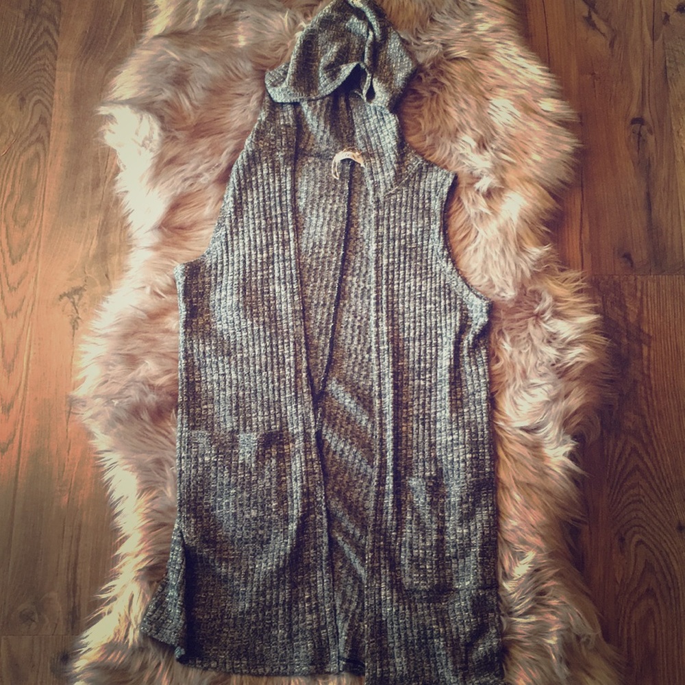Long, sleeveless sweater with hood and big pockets